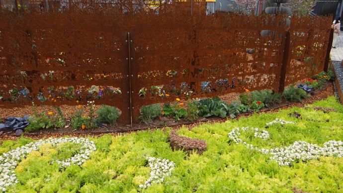 Retour à l’extérieur : le visiteur perçoit de strictes broderies plantées de thyms, sedums et autres plantes aux textures et couleurs variées. Par leurs enroulements, elles imitent les feuillages à l’antique. © C. Julhiet-Détroyat/C. Pasquer